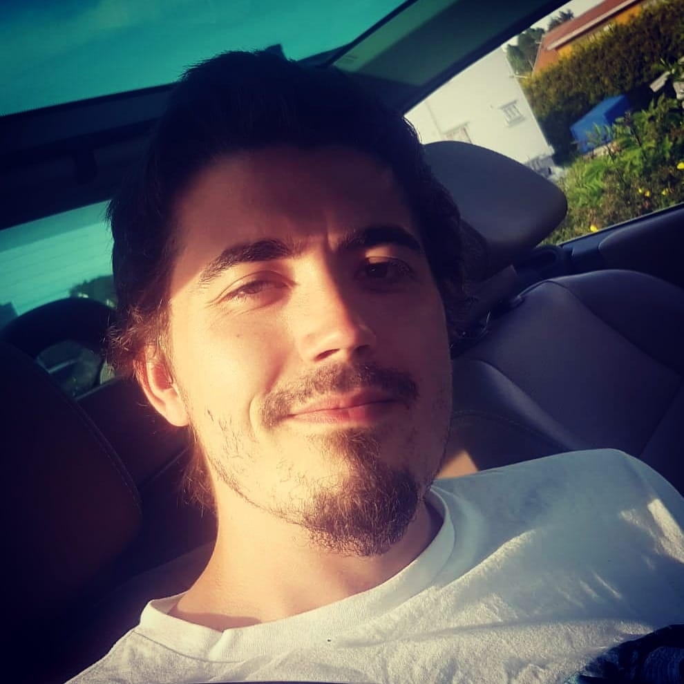 Bilde av Mikael Lindberg som sitter i en bil og smiler.